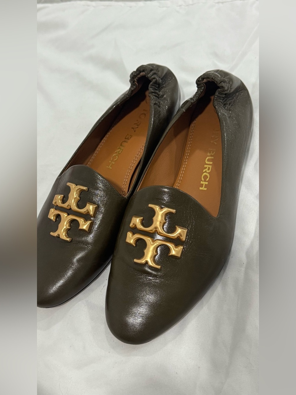 Tory Burch olive Leather Loafers with Gold Logo - Picture 4 of 10